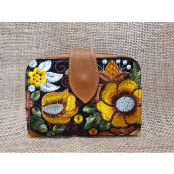 Portmonetka z jasnobrązowej skóry z kolorowym kwiatowym haftem.